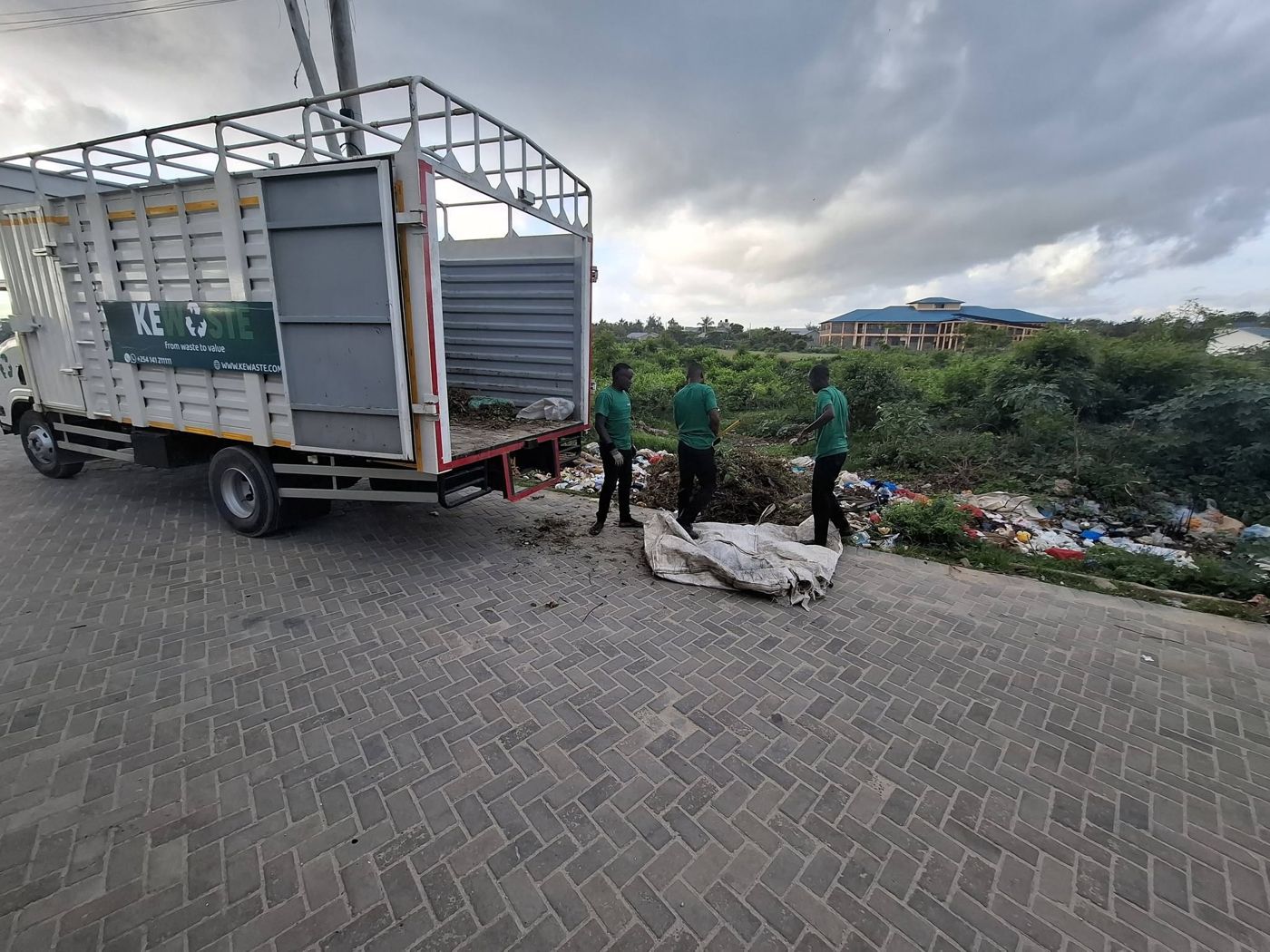KEWASTE crew loading garden waste into a truck